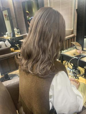 ホワイトグレージュ コンマヘア くすみカラー グレージュ