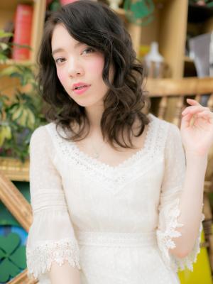 くせ毛風アシンメトリー黒髪ひし形シルエット　こなれヘア