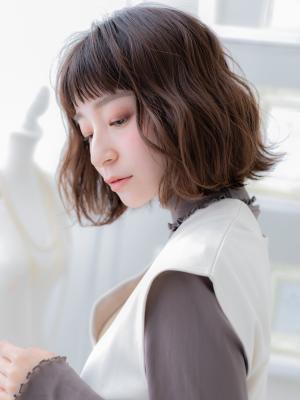 オン眉大人かわいいくせ毛風エアリーミディ　アースカラー