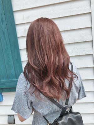 ミディアム　スタイル　巻髪レイヤー　ピンクアッシュのイメージ画像