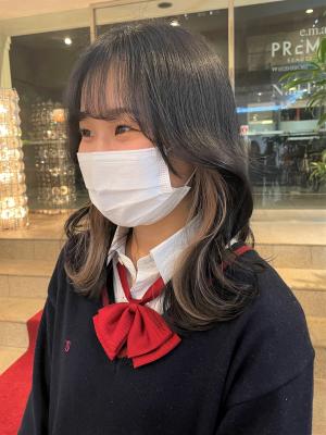 ホワイトベージュインナーカラー×くびれセミロング