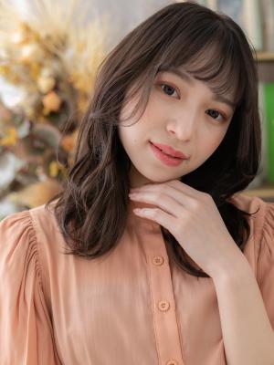 大人かわいいダークアッシュゆる巻きロング　小顔補正立体カット