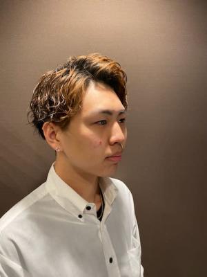スパイラルパーマツーブロックメンズマッシュ スパイラルパーマツーブロックメンズマッシュのイメージ画像