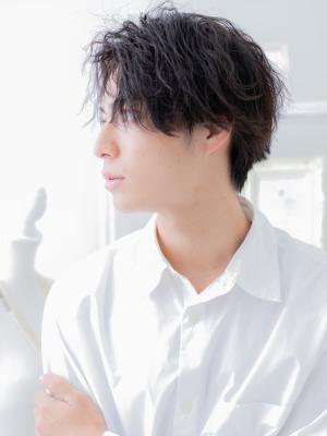 センターパート黒髪アッシュツイストパーマ　斜めバング