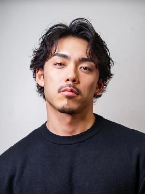 大人男髪スパイラルセンターパート