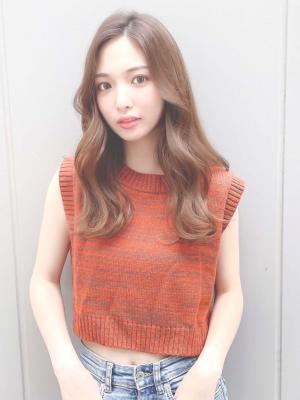 さりげないくびれで大人っぽロングスタイル