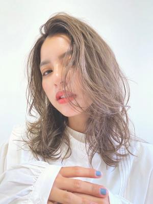カール際立つ外ハネレイヤースタイル