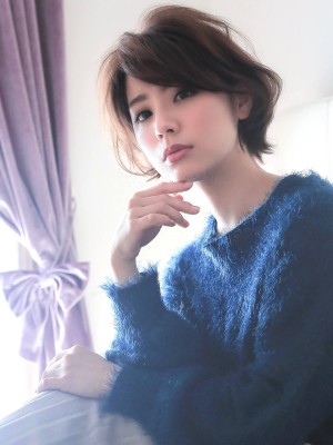 大人可愛いグレージュショートボブ