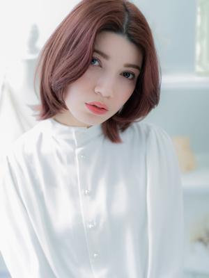 センターパートピンクレッド小顔こなれヘア　ニュアンスカラー