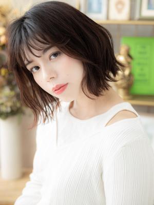 大人ガーリー斜めバングゆるふわくびれミディ　ボブパーマ
