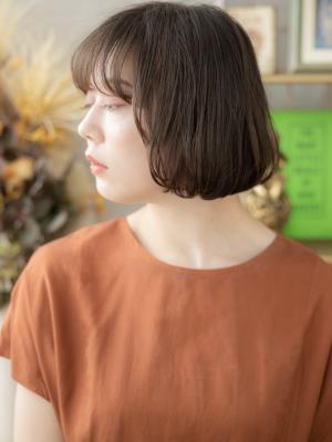 ミルクティーアッシュ内巻き切りっぱなしボブ　前髪パーマ
