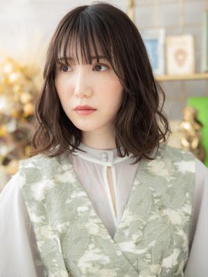 ゆるふわ大人ガーリー小顔レイヤーミディアム グレージュカラー ゆるふわ大人ガーリー小顔レイヤーミディアム グレージュカラー