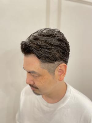 40代の短髪黒髪　ツーブロック刈り上げアップバングショートのイメージ画像