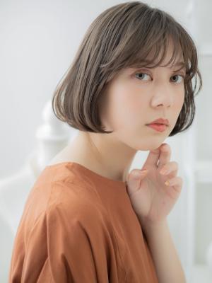 ミルクティーアッシュ内巻き切りっぱなしボブ　前髪パーマ