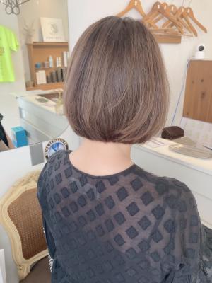 やわらかい丸みボブ明るめカラーで夏色ヘア人気美容院