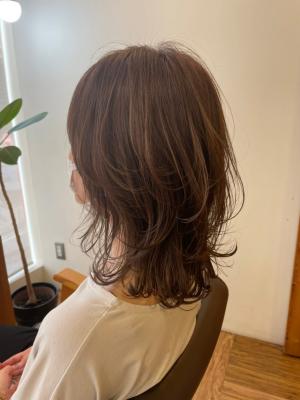 ミディアムウルフ　レイヤーカット シルキーベージュ