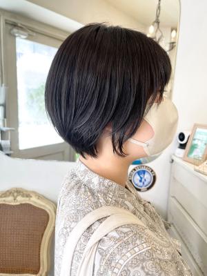 可愛いショートボブもみあげ長めで顔まわり垢抜けるカット