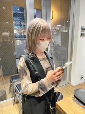 斜めバンググレージュカラー デザインカラー シルキーベージュ