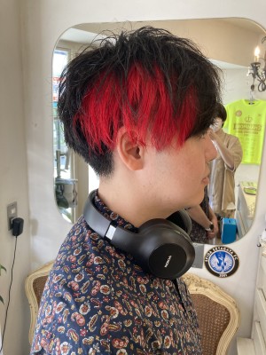 メンズインナーカラー黒髪ベース赤メッシュイメチェン刈り上げのイメージ画像