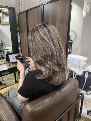 斜めバンググレージュカラーシルキーベージュマッシュパーマ