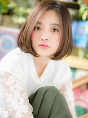 大人かわいい小顔グレーベージュ前下がりボブ　ことりベージュ