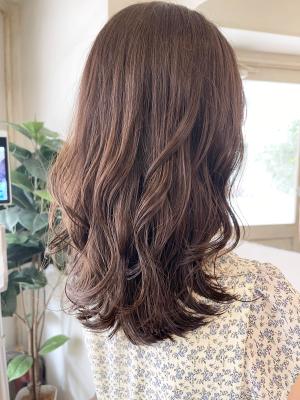 ミルクティー好きなブラウン系ミルクティー流行りのヘアカラー ミルクティー好きなブラウン系ミルクティー流行りのヘアカラーのイメージ画像