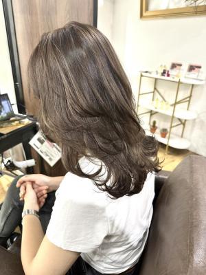  斜めバンググレージュカラーシルキーベージュ　マッシュパーマ