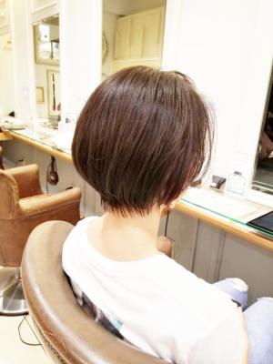 30代小顔ショートボブアッシュブラウン耳掛け 30代小顔ショートボブアッシュブラウン耳掛けのイメージ画像