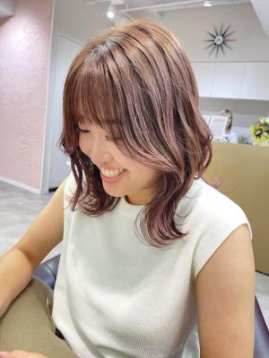 ピンクブラウンレイヤーカットボブぱつっとボブハイライト