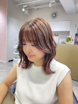 ピンクブラウンレイヤーカットボブぱつっとボブハイライト