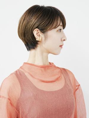 耳にかけて可愛い大人ショート