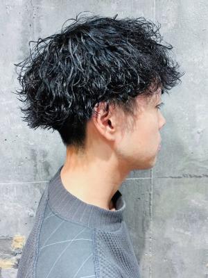 刈り上げ　波巻きパーマ　20代30代　黒髪　マッシュショートのイメージ画像