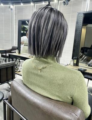 グレーベージュ レイヤーロング 前髪パーマ アッシュブラック