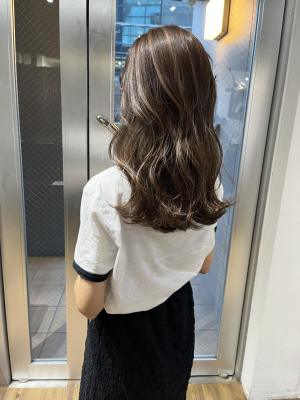  グレーベージュ レイヤー前髪パーマ アッシュブラック