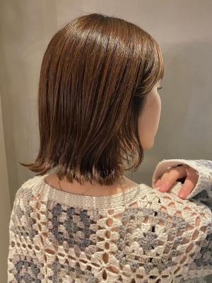 外ハネ　ミディアム　ベージュ　切りっぱなし