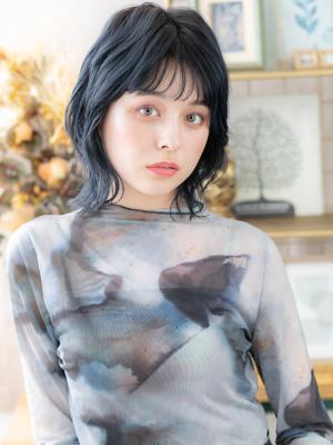 ブルーグレージュ小顔透け感ミディアムウルフ　メンズライク