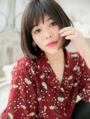 黒髪グレージュカラー前下がり小顔大人ボブ　アースカラー