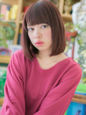ピンクベージュ大人ガーリー小顔前下がりボブ　ぱっつん前髪