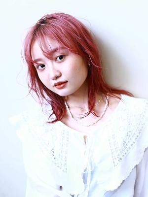 ペールピンク　ぱっつん前髪　レイヤーのイメージ画像