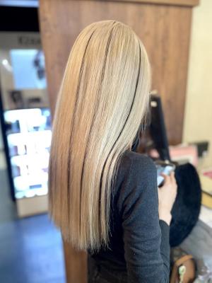 黒メッシュブロンドヘアー