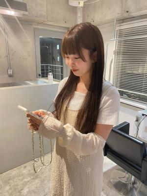 グレーベージュ レイヤーロング 前髪パーマ アッシュブラック