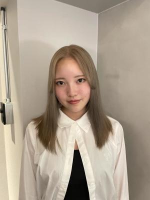 グレーベージュ レイヤーロング 前髪パーマ アッシュブラック