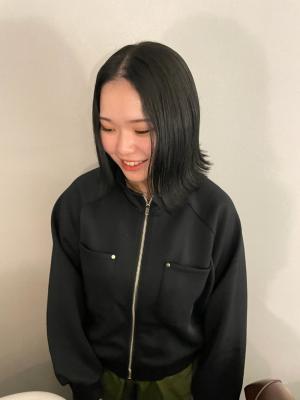 グレーベージュ レイヤーロング 前髪パーマ アッシュブラック