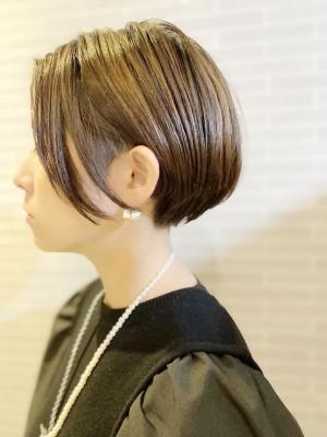 丸みショート大人ツヤ感刈上げボブ