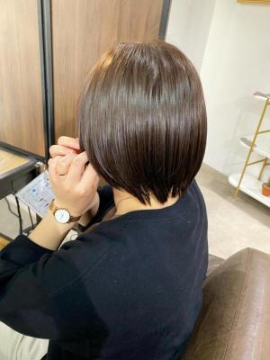 グレーベージュ レイヤーロング 前髪パーマ アッシュブラック