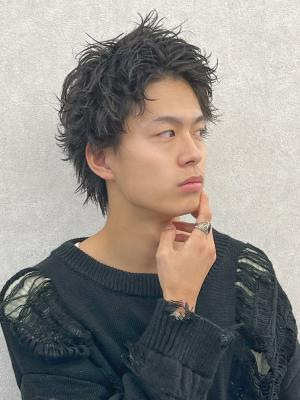 スパイキーショートツイストスパイラルパーマメンズマッシュ スパイキーショートツイストスパイラルパーマメンズマッシュのイメージ画像