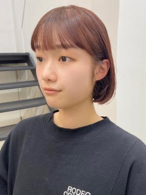 ピンクブラウン　ショートボブ　ワイドバング　丸みショート