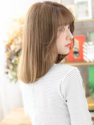 ミルクティーアッシュツヤ髪ワンカールロブ ハイトーンカラーのイメージ画像