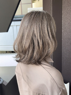 魅せるグレイヘア　ミディアム 白髪ぼかし30代40代50代のイメージ画像
