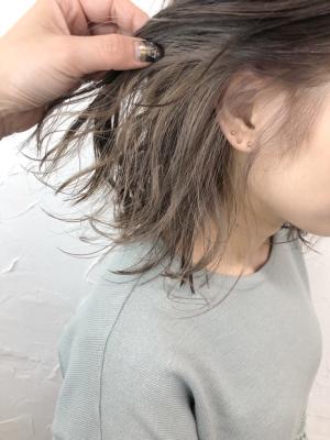 イヤリングカラーグレージュインナーカラーボブ韓国くびれヘアのイメージ画像